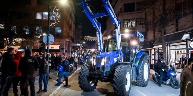 Πρωτοχρονιά στα μπλόκα για τους αγρότες αλλά με τα τρακτέρ στην άκρη για τους εκδρομείς