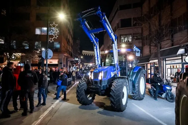 Πρωτοχρονιά στα μπλόκα για τους αγρότες αλλά με τα τρακτέρ στην άκρη για τους εκδρομείς