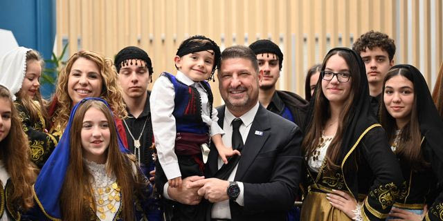 Tα κάλαντα στον Νίκο Χαρδαλιά έψαλαν εκπρόσωποι πολιτιστικών και αθλητικών φορέων