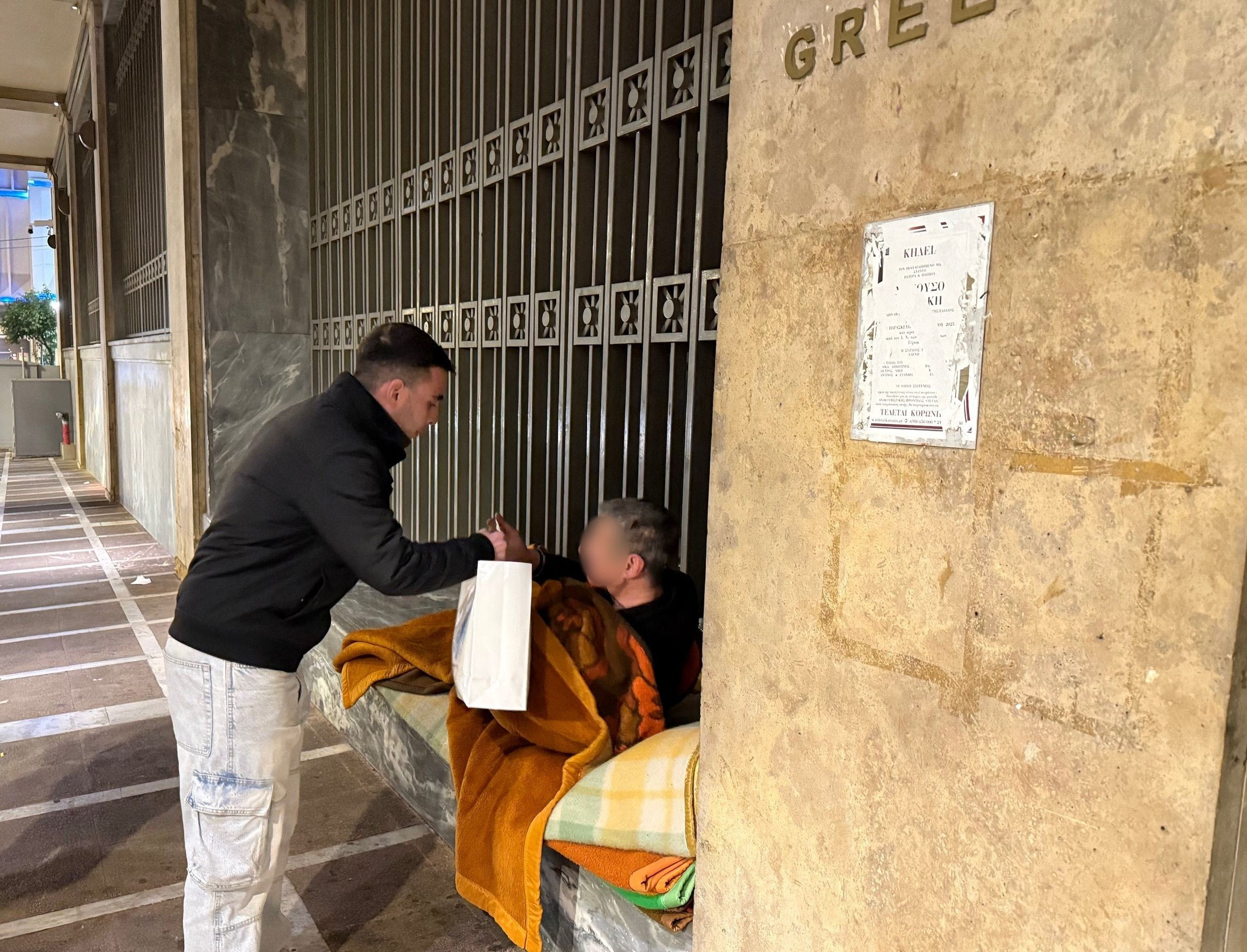 Φοιτητές ΑΕΙ με την «ΑΠΟΣΤΟΛΗ» και «ΝΕΟΤΗΤΑ» της Ιεράς Αρχιεπισκοπής Αθηνών μοιράζουν δέματα αγάπης σε αστέγους