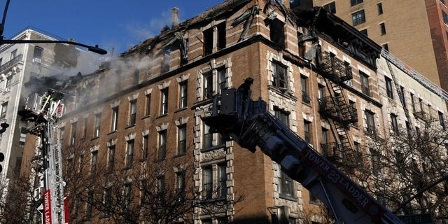 Οι πυροσβέστες της Νέας Υόρκης (FDNY) προσπαθούν να κατασβέσουν πυρκαγιά σε εξαώροφο οικιστικό κτίριο στο Upper West Side του Μανχάταν, στη Νέα Υόρκη, στις 9 Δεκεμβρίου 2025.