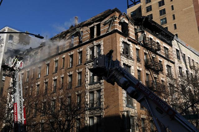 Οι πυροσβέστες της Νέας Υόρκης (FDNY) προσπαθούν να κατασβέσουν πυρκαγιά σε εξαώροφο οικιστικό κτίριο στο Upper West Side του Μανχάταν, στη Νέα Υόρκη, στις 9 Δεκεμβρίου 2025.