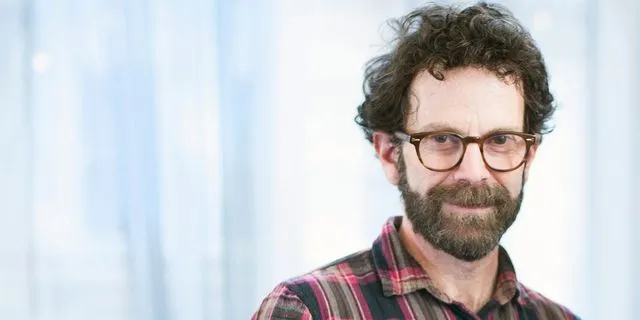 Ο Τσάρλι Κάουφμαν για τα φαντάσματα της Αθήνας και το πώς λάτρεψε την Ρένα Βλαχοπούλου