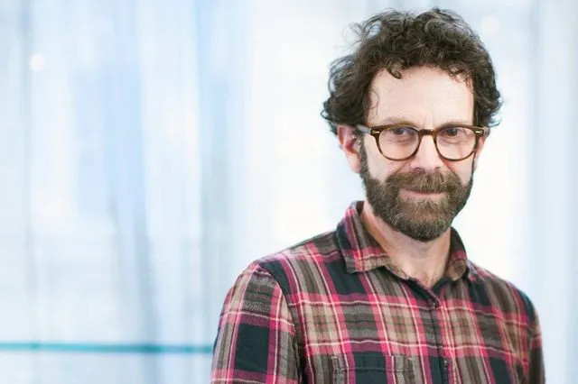 Ο Τσάρλι Κάουφμαν για τα φαντάσματα της Αθήνας και το πώς λάτρεψε την Ρένα Βλαχοπούλου