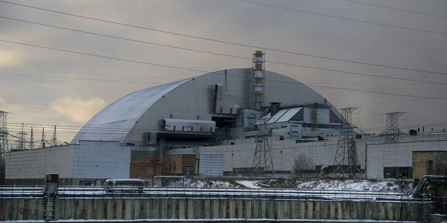 Το τεράστιο καταφύγιο τοποθετήθηκε επιτέλους πάνω από τον αντιδραστήρα που εξερράγη στο πυρηνικό εργοστάσιο του Τσερνόμπιλ