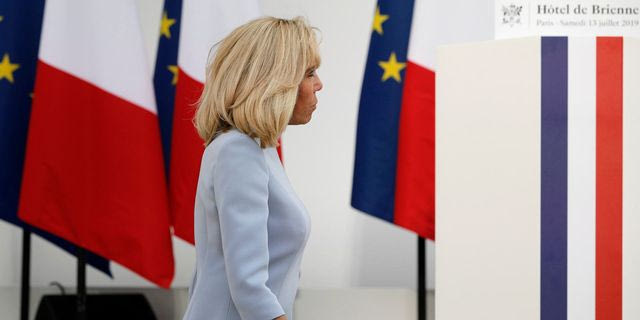 Μπριζίτ Μακρόν: Μισή “συγγνώμη” για το σεξιστικό σχόλιο για ακτιβίστριες