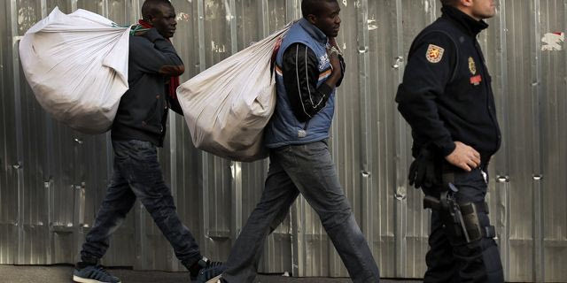 Ισπανία: Μετανάστες εκδιώχθηκαν από λύκειο που είχαν βρει καταφύγιο