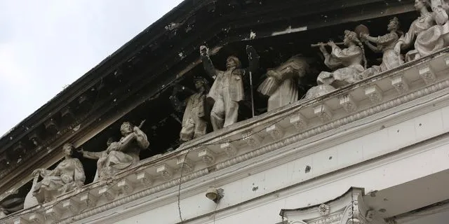 Ανοίγει ξανά το θέατρο της Μαριούπολης – “Χορός πάνω σε οστά”