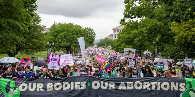 Νίκη για το κίνημα για τις ασφαλείς αμβλώσεις – Τι ζητά το Ευρωκοινοβούλιο