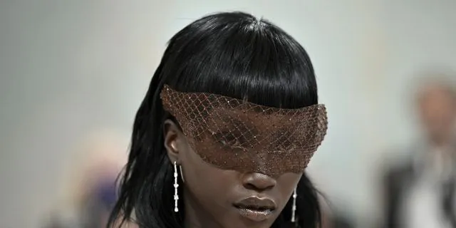 Anok Yai: Η μάχη του μοντέλου με την υγεία του και η επέμβαση στους πνεύμονες