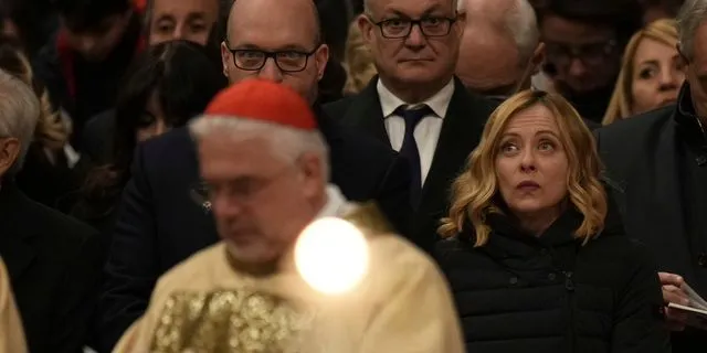 Politico: Πώς η Ακροδεξιά “κλέβει” τα Χριστούγεννα