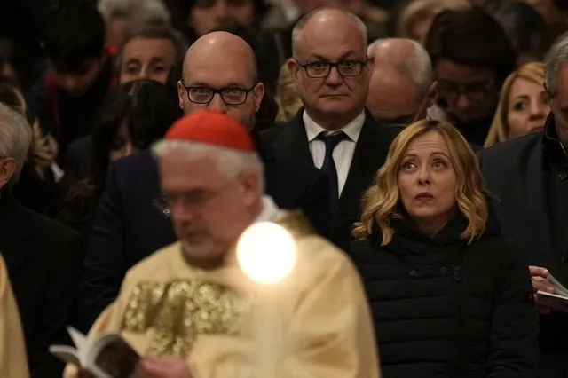 Politico: Πώς η Ακροδεξιά “κλέβει” τα Χριστούγεννα