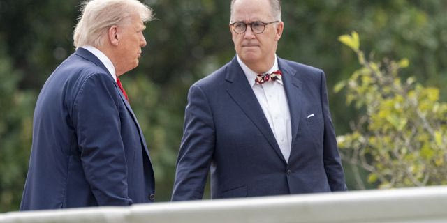 O Aμερικανός πρόεδρος Donald Trump και ο αρχιτέκτονας James McCrery