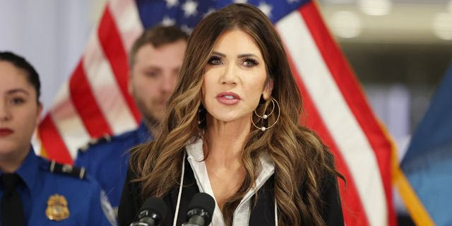 ΗΠΑ: Η Κρίστι Νόεμ ζητά αυστηρότερες ταξιδιωτικές απαγορεύσεις