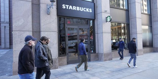 Πρόστιμο 39 εκατ. δολαρίων στη Starbucks για παραβιάσεις εργασιακών δικαιωμάτων