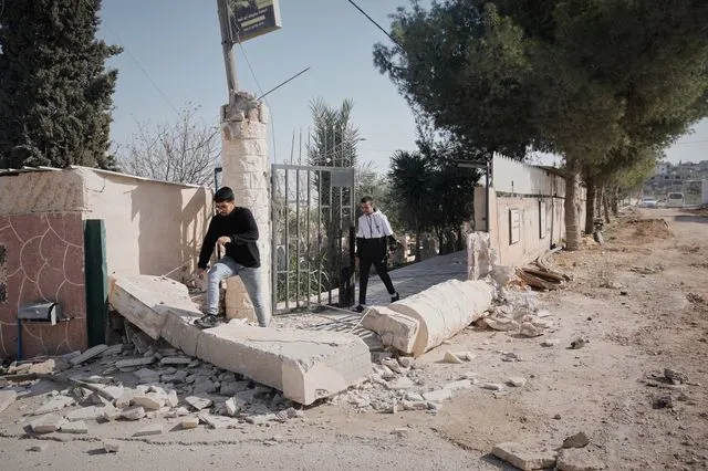 Δυτική Όχθη: Ισραηλινοί έποικοι αναγκάζουν τους Βεδουίνους να φύγουν από τα σπίτια τους