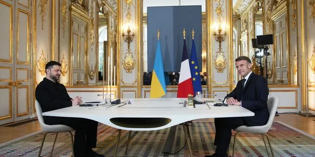 Ο Βολοντίμιρ Ζελένσκι και ο Εμανουέλ Μακρόν