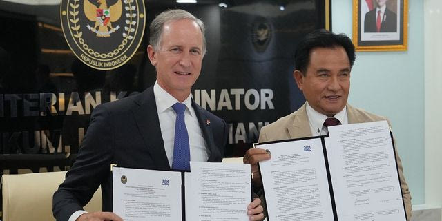 Ο υπουργός της Ινδονησίας για Νομικές Υποθέσεις, Ανθρώπινα Δικαιώματα, Μετανάστευση και Σωφρονιστικά Θέματα, Γιούσριλ Ιχζά Μαχέντρα, και ο πρέσβης της Ολλανδίας στην Ινδονησία, Μαρκ Γκέριτσεν , επιδεικνύουν το έγγραφο κατά τη διάρκεια της τελετής υπογραφής της πρακτικής συμφωνίας μεταξύ των κυβερνήσεων Ινδονησίας και Ολλανδίας, στην Τζακάρτα, Ινδονησία, την Τρίτη 2 Δεκεμβρίου 2025