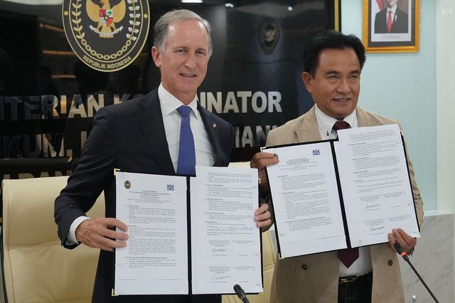 Ο υπουργός της Ινδονησίας για Νομικές Υποθέσεις, Ανθρώπινα Δικαιώματα, Μετανάστευση και Σωφρονιστικά Θέματα, Γιούσριλ Ιχζά Μαχέντρα, και ο πρέσβης της Ολλανδίας στην Ινδονησία, Μαρκ Γκέριτσεν , επιδεικνύουν το έγγραφο κατά τη διάρκεια της τελετής υπογραφής της πρακτικής συμφωνίας μεταξύ των κυβερνήσεων Ινδονησίας και Ολλανδίας, στην Τζακάρτα, Ινδονησία, την Τρίτη 2 Δεκεμβρίου 2025