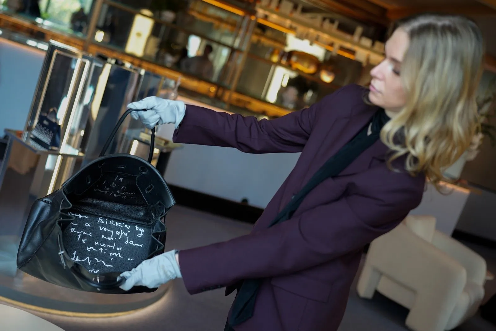 υπάλληλος δείχνει την τσάντα Birkin που δόθηκε στην Jane Birkin από την Hermès το 2003, κατά τη διάρκεια της εβδομάδας συλλεκτών του Sotheby’s στο Άμπου Ντάμπι, Ηνωμένα Αραβικά Εμιράτα, την Τετάρτη 3 Δεκεμβρίου 2025