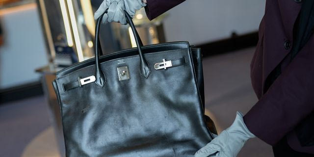 Yπάλληλος δείχνει την τσάντα Birkin που δόθηκε στην Jane Birkin από την Hermès το 2003, κατά τη διάρκεια της εβδομάδας συλλεκτών του Sotheby’s στο Άμπου Ντάμπι, Ηνωμένα Αραβικά Εμιράτα, την Τετάρτη 3 Δεκεμβρίου 2025