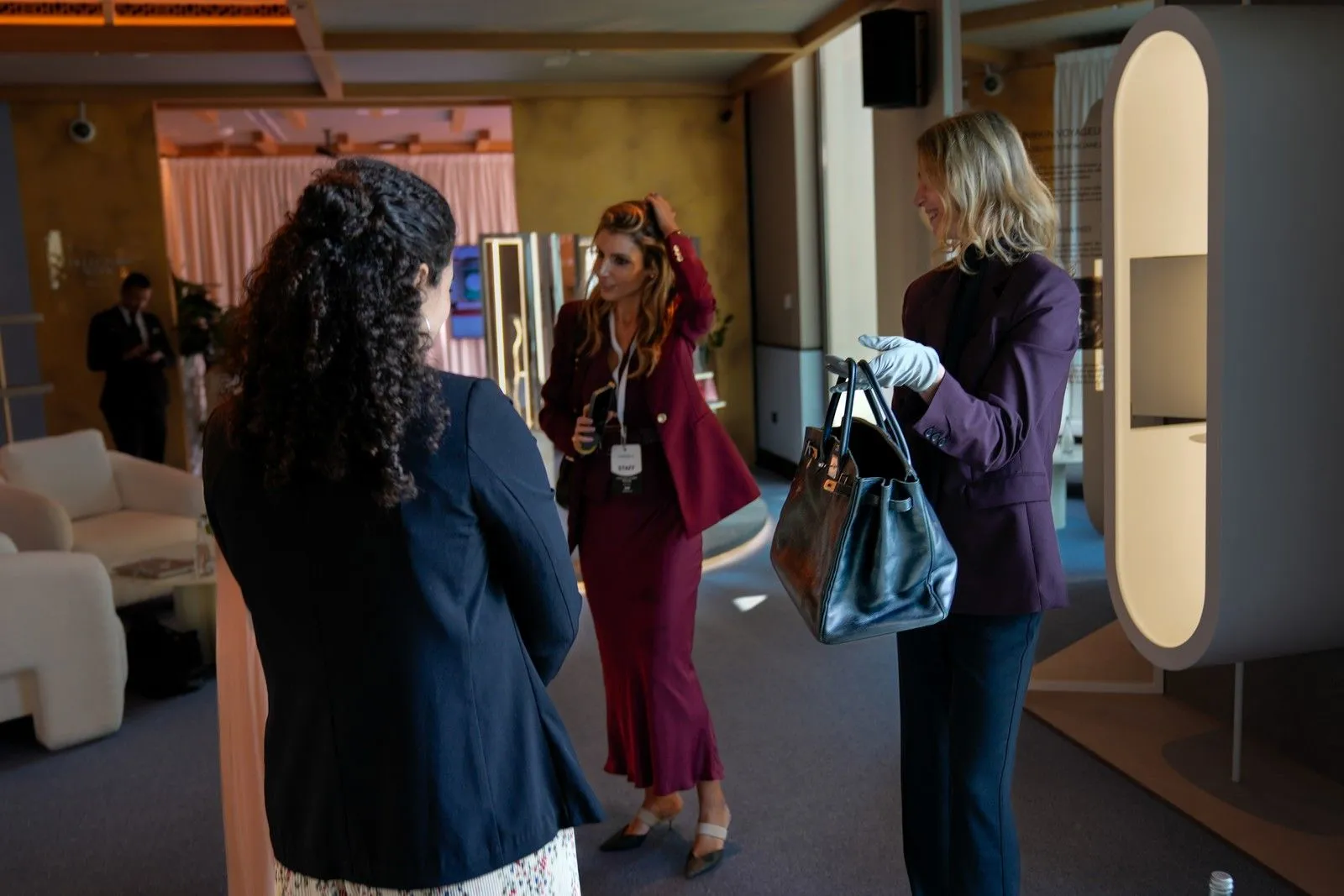 υπάλληλος δείχνει την τσάντα Birkin που δόθηκε στην Jane Birkin από την Hermès το 2003, κατά τη διάρκεια της εβδομάδας συλλεκτών του Sotheby’s στο Άμπου Ντάμπι, Ηνωμένα Αραβικά Εμιράτα, την Τετάρτη 3 Δεκεμβρίου 2025.