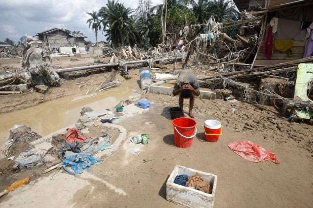 Πλημμύρες στην Ινδονησία: 950 νεκροί και εκατοντάδες αγνοούμενοι