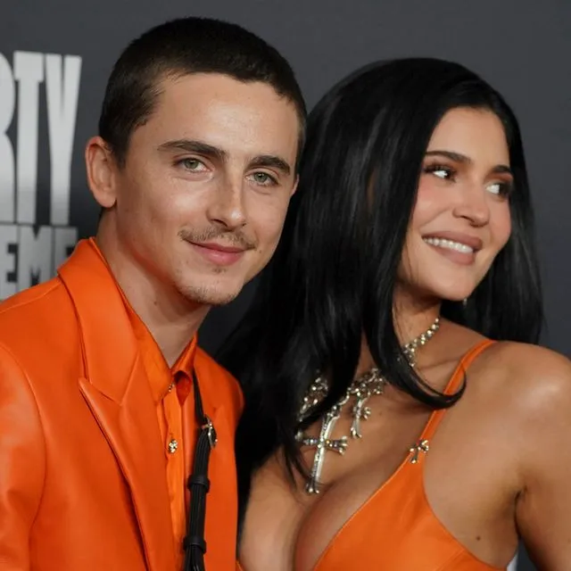 Σαλαμέ και Τζένερ διαψεύδουν τις φήμες χωρισμού με μια άκρως… πορτοκαλί εμφάνιση