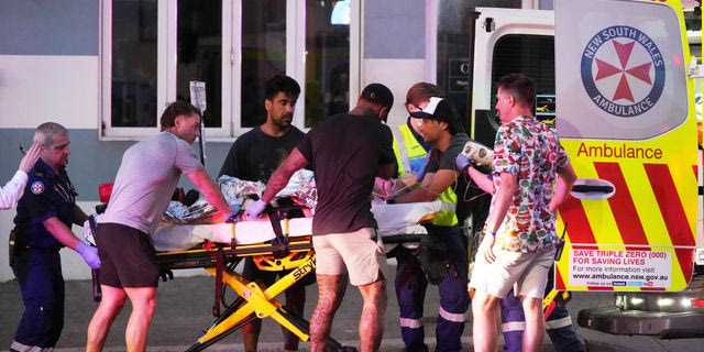 Μεταφορά τραυματιών μετά από επίθεση ενόπλων σε παραλία του Σίδνεϊ