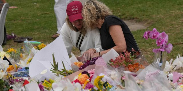 Αυστραλία: Ο πρωθυπουργός επισκέφθηκε τον ήρωα της παραλίας Μπόνταϊ