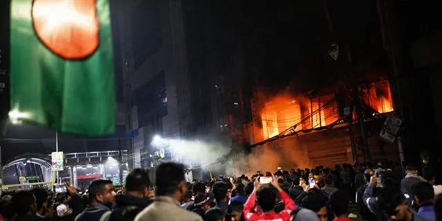 Σκηνές χάους στο Μπανγκλαντές μετά τη δολοφονία νεαρού ακτιβιστή