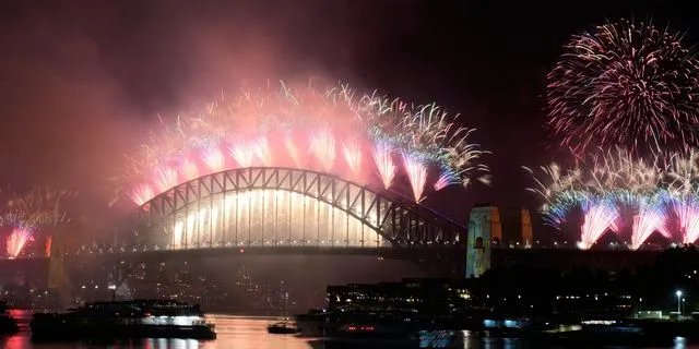 Πρωτοχρονιά: Ο πλανήτης υποδέχεται το 2026 – Εντυπωσιακά καρέ