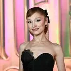 Η Ariana Grande υποδύεται τον Κέβιν σε παρωδία τρόμου του “Home Alone” στο SNL