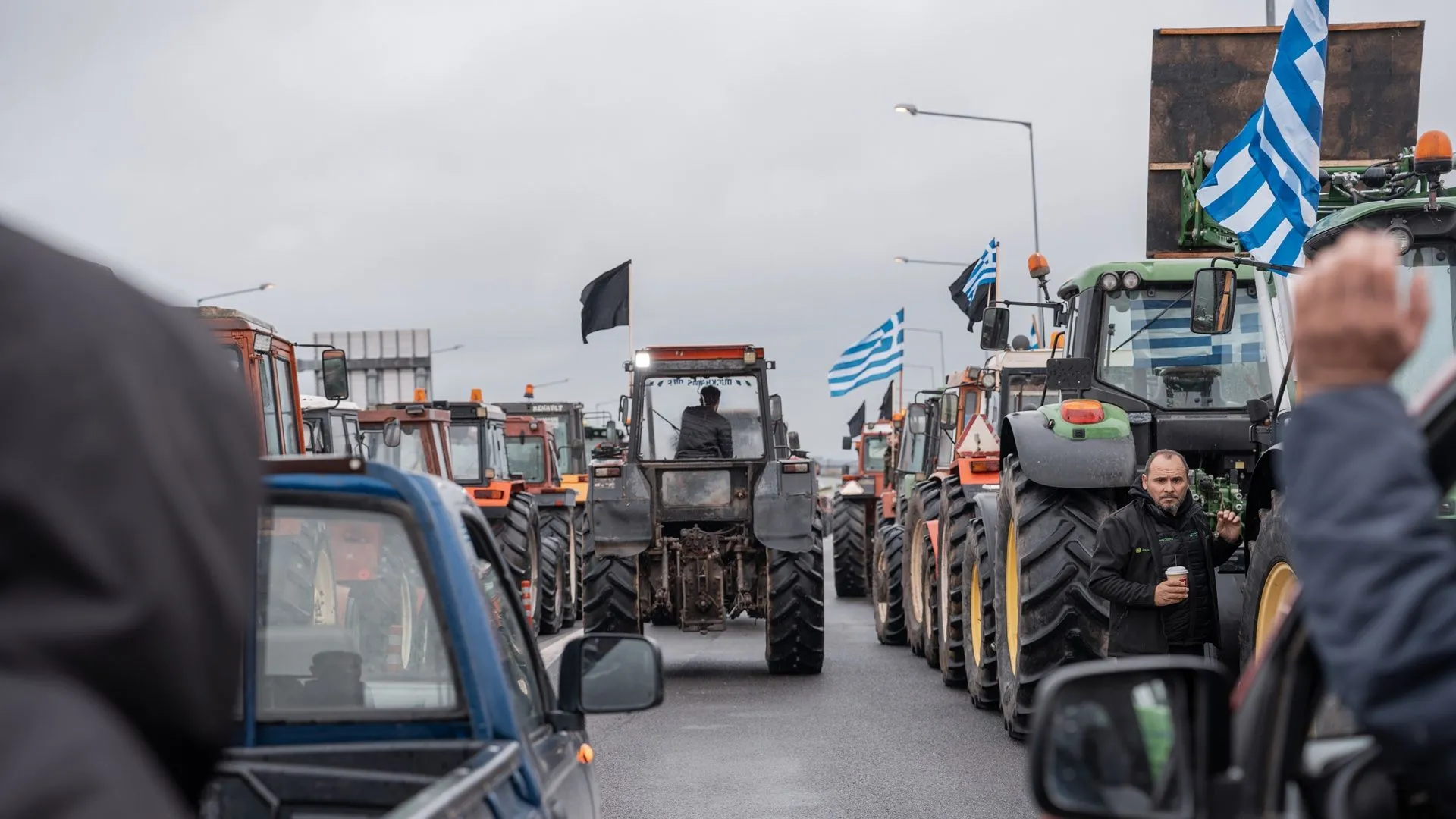 Στα μπλόκα οι αγρότες παλεύουν μόνοι για το δικαίωμα να ζήσουν