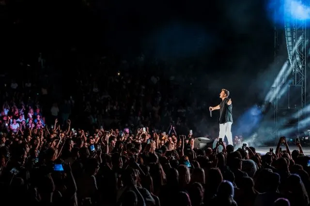 Γιάννης Πλούταρχος – «Δε Γίνεται»: Το νέο δυναμικό ζεϊμπέκικο του τραγουδιστή