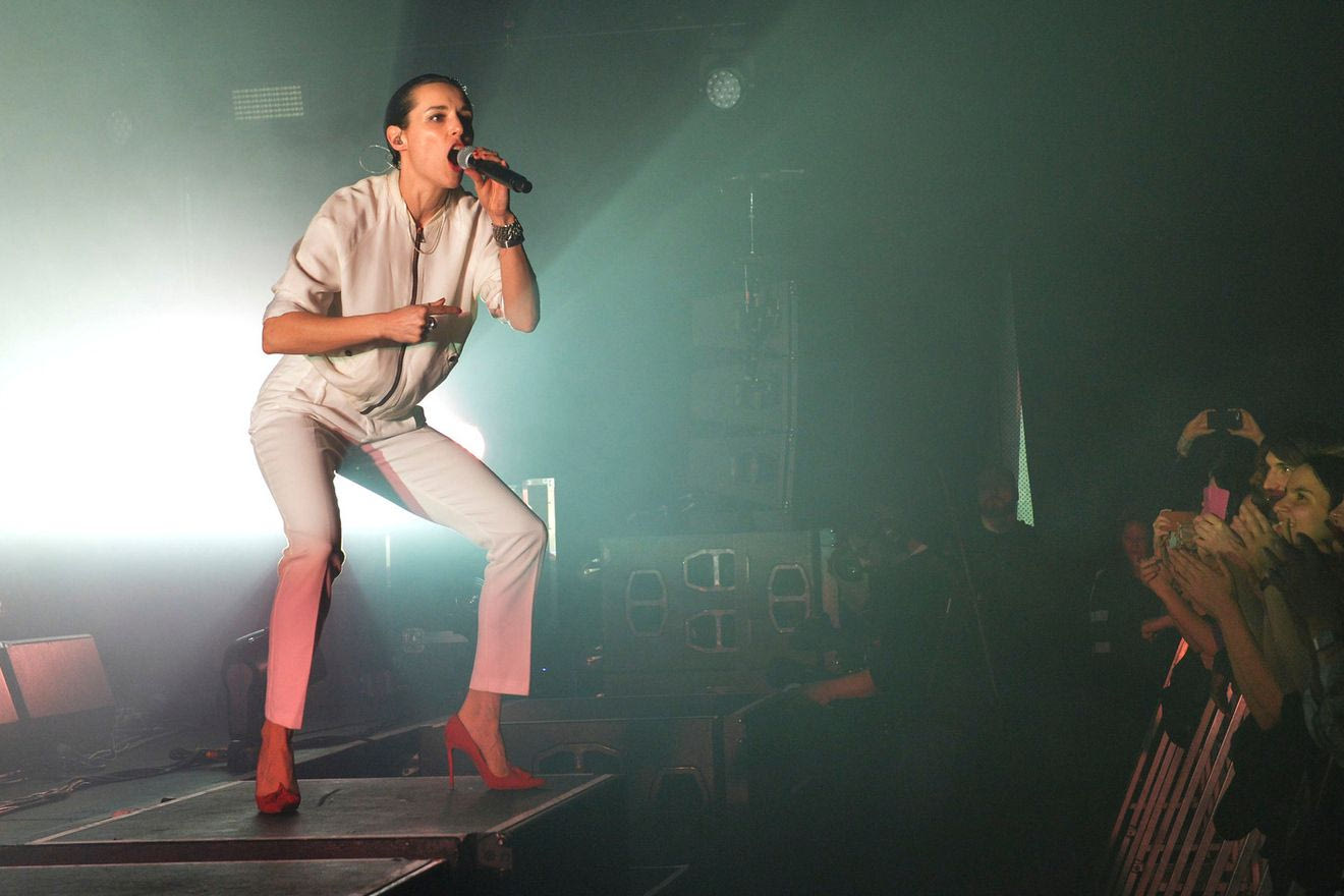 Η Jehnny Beth στη σκηνή