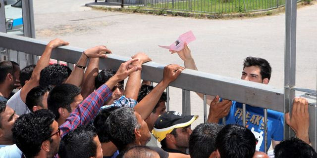 Η Οδύσσεια για την άδεια παραμονής – Την περιμένουν ακόμη και πέντε χρόνια