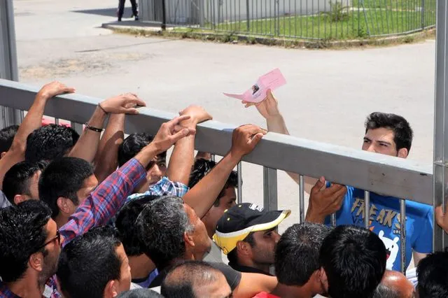 Η Οδύσσεια για την άδεια παραμονής – Την περιμένουν ακόμη και και πέντε χρόνια