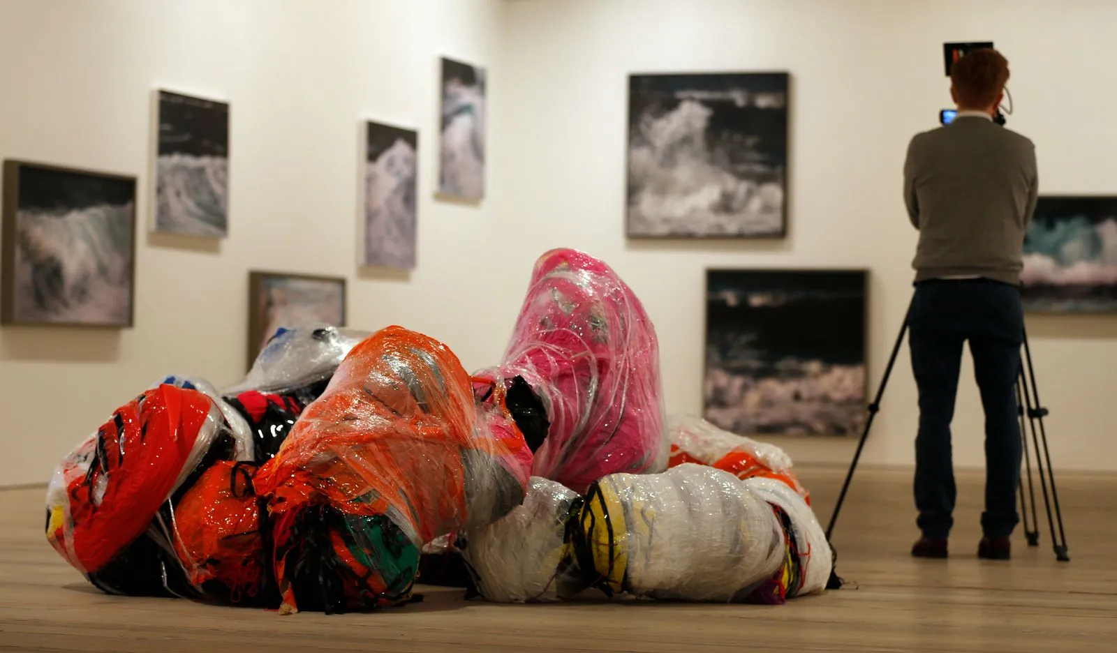 πίσω από την εγκατάσταση μεικτών υλικών της Nnena Kalu