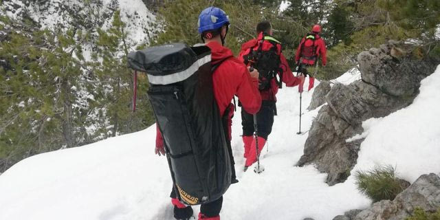 Έρευνα και επιχείρηση διάσωσης σε χιονισμένο βουνό (φωτογραφία αρχείου)