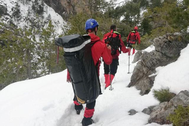 Έρευνα και επιχείρηση διάσωσης σε χιονισμένο βουνό (φωτογραφία αρχείου)