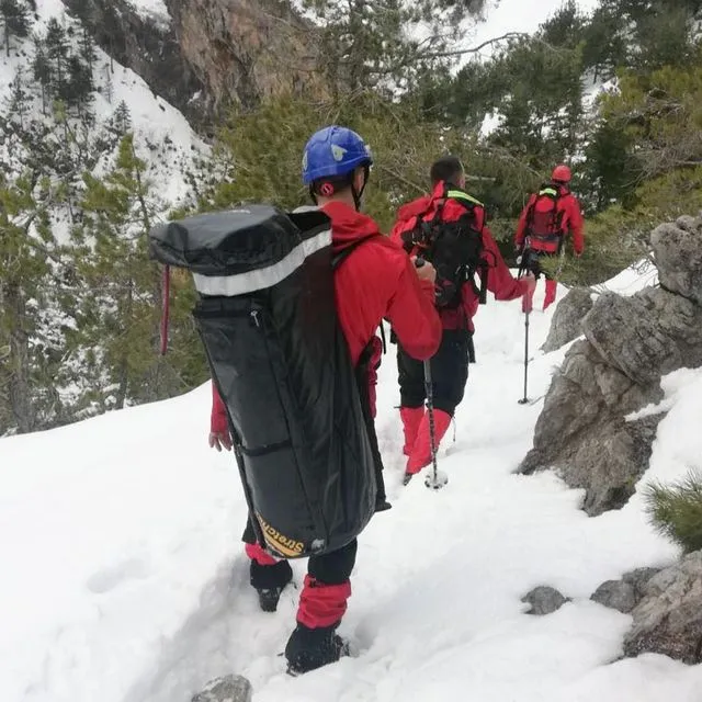 Έρευνα και επιχείρηση διάσωσης σε χιονισμένο βουνό (φωτογραφία αρχείου)