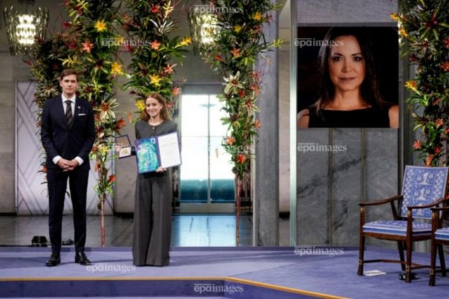 Η κόρη της Μαρία Κορίνα Μάτσαδο, ηγέτιδας της αντιπολίτευσης στη Βενεζουέλα παρέλαβε το Βραβείο Ειρήνης Νόμπελ