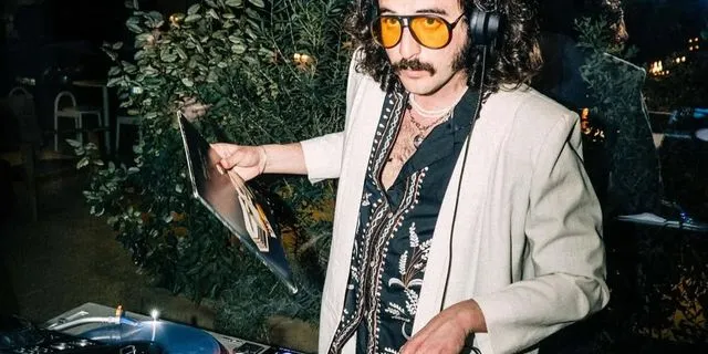 Αν παίζει μουσική ο Πάνος Δημητρόπουλος, τότε σίγουρα βρίσκεσαι στη φάση