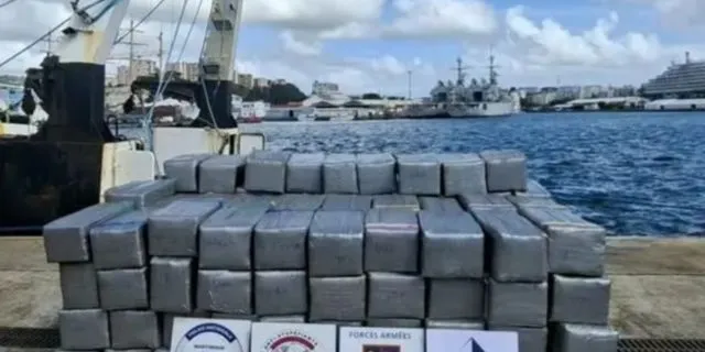 Φωτογραφίες της κατασχεμένης κοκαΐνης και του σκάφους του “Έλληνα Εσκομπάρ”