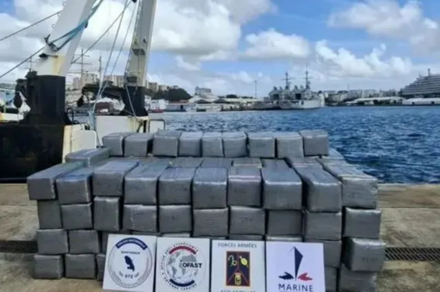 Φωτογραφίες της κατασχεμένης κοκαΐνης και του σκάφους του "Έλληνα Εσκομπάρ"