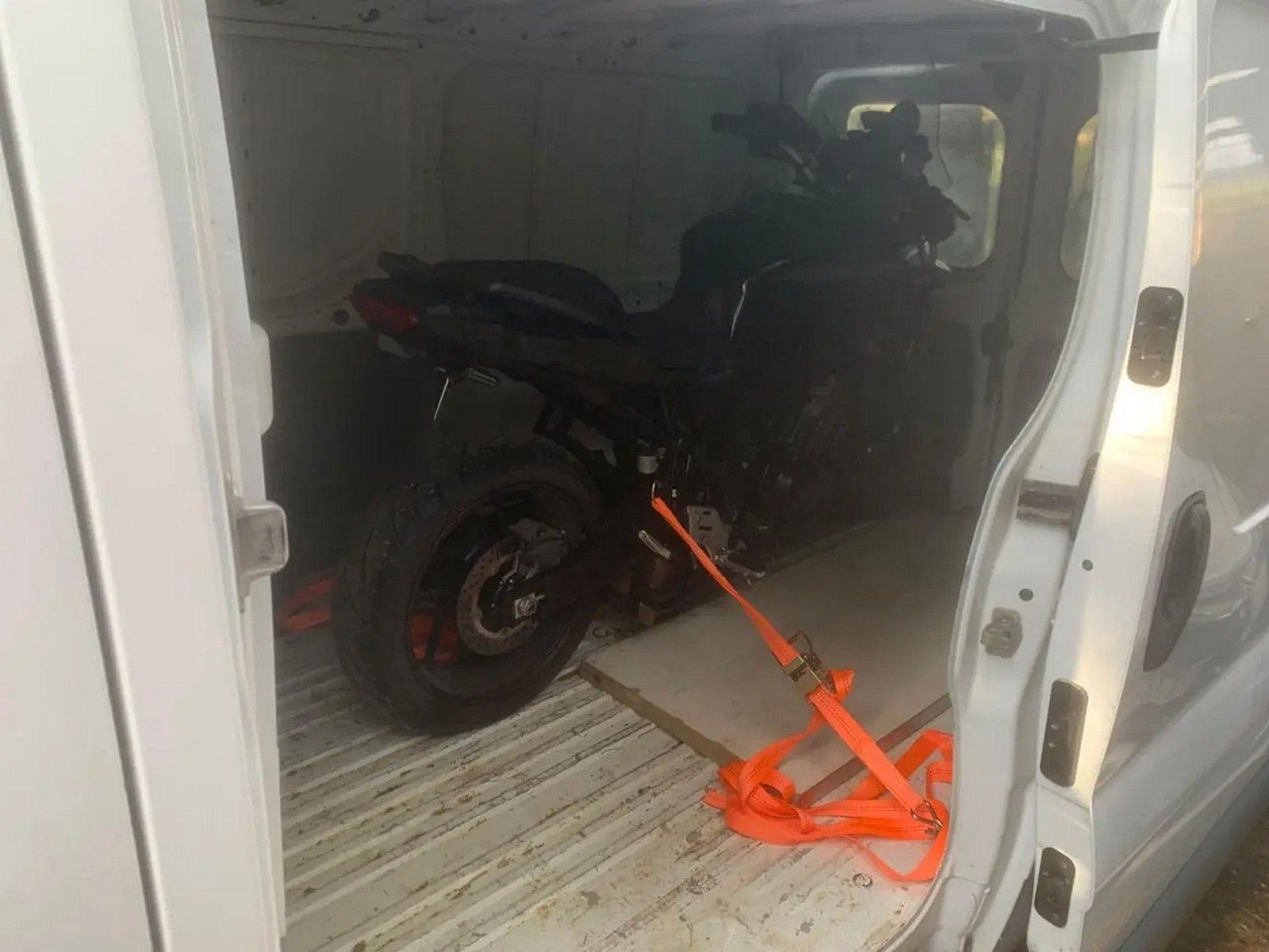 Τα κατασχεθέντα από την αστυνομική έρευνα στα Καλύβια