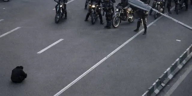 Διαδηλωτής στάθηκε μόνος του απέναντι στους αστυνομικούς – Το viral βίντεο από το Ιράν