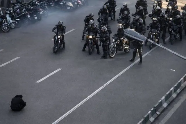 Διαδηλωτής στάθηκε μόνος του απέναντι στους αστυνομικούς – Το viral βίντεο από το Ιράν