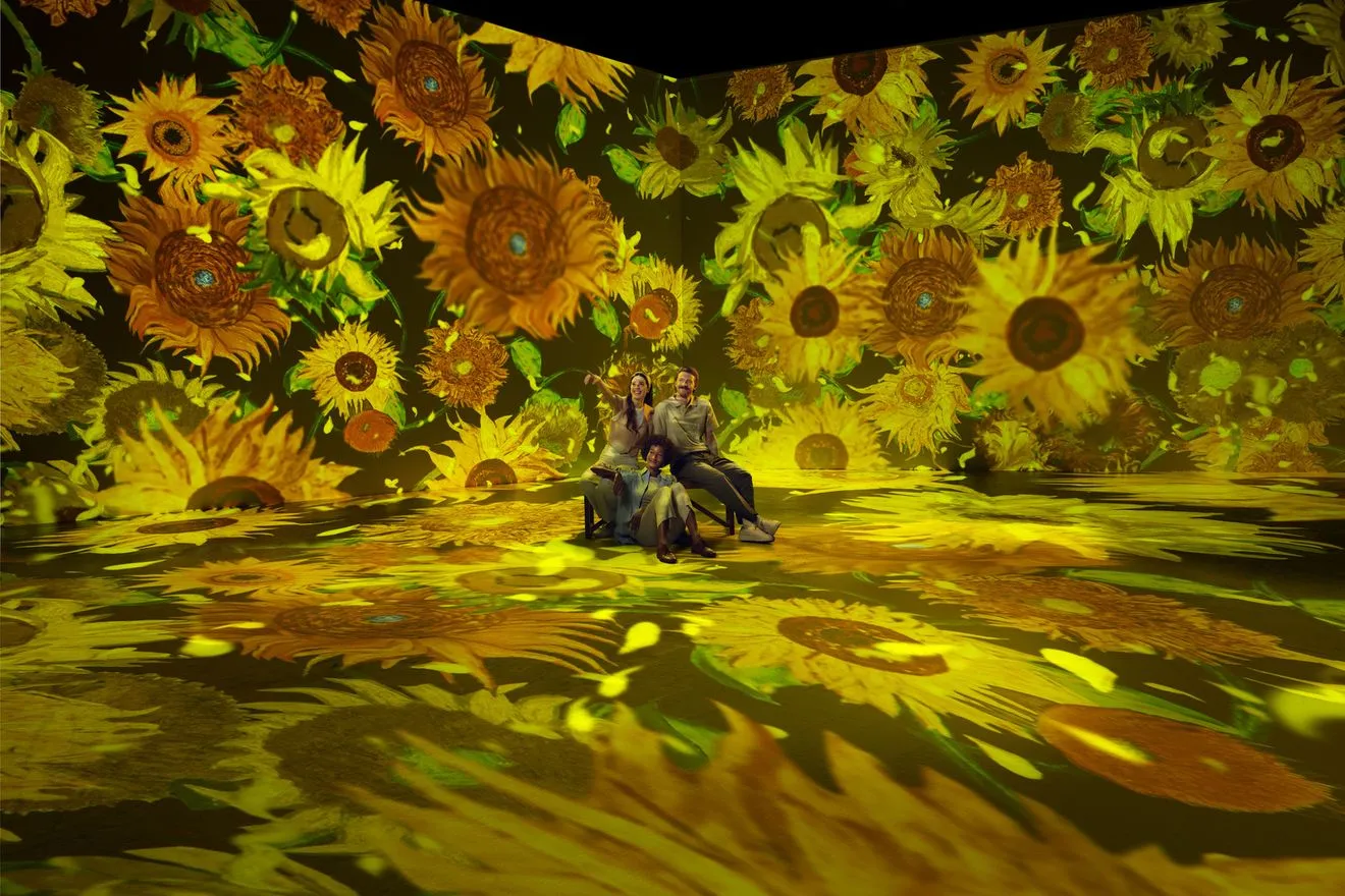 Μπήκαμε στην έκθεση του Van Gogh: Το challenge με τα κίτρινα ηλιοτρόπια